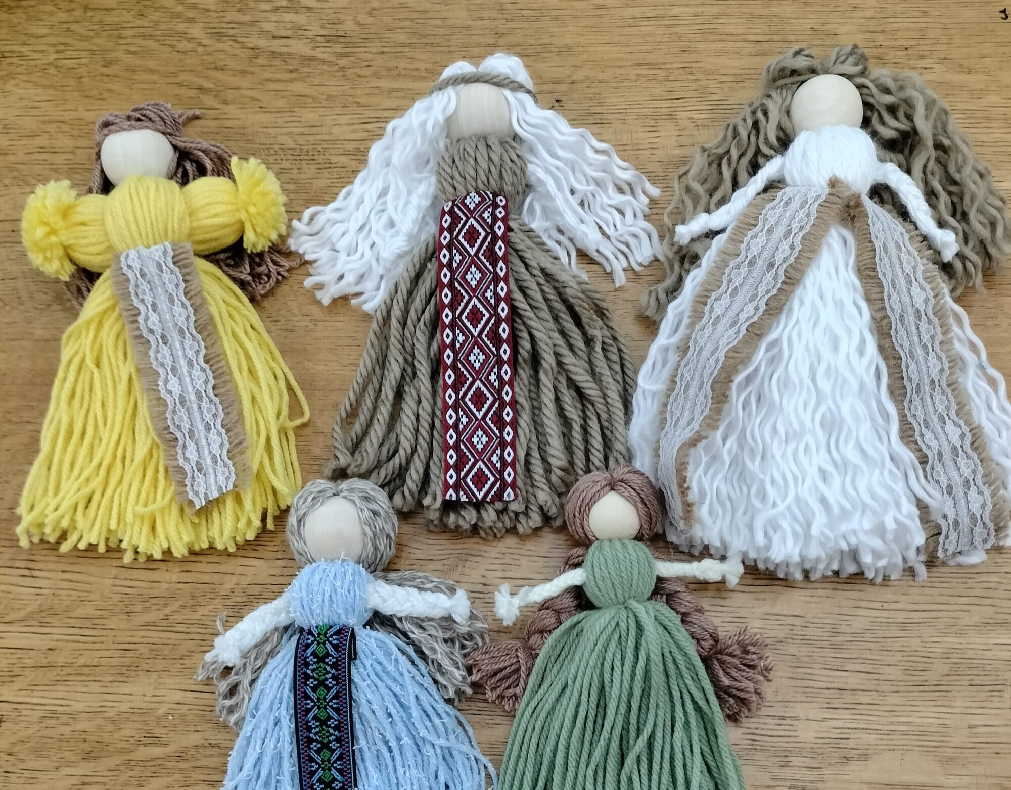 Tiny dolls made of yarn and ribbon